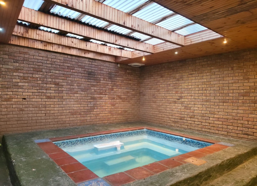 To Let 3 Bedroom Property for Rent in Uitzicht Western Cape